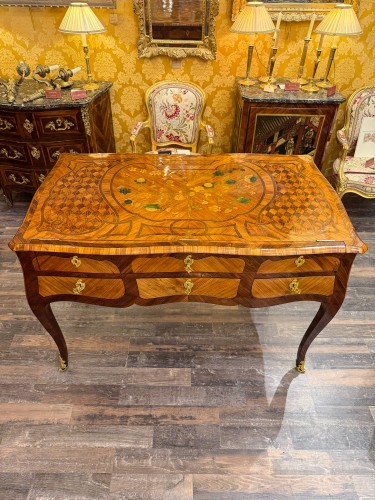 XVIIIe siècle - Bureau mécanique à marqueterie florale estampillé Jean-Baptiste Tuart