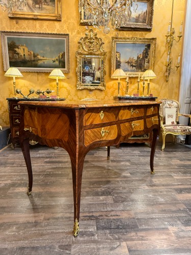 Louis XV - Bureau mécanique à marqueterie florale estampillé Jean-Baptiste Tuart