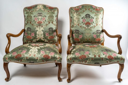 Pair of Large and Low Walnut Armchairs, French Regence Period circa 1720 - Seating Style French Regence