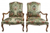 Paire de larges et bas fauteuils en noyer mouluré et sculpté, époque Régence