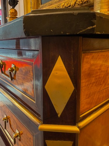 Antiquités - Directoire Period Amaranth and Lemon wood veneer Commode with Ormolu Mounts