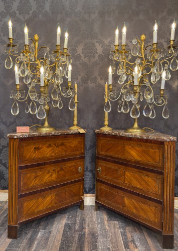 Paire d’importantes girandoles en bronze doré et décor de cristal taillé vers 1890 - Luminaires Style 