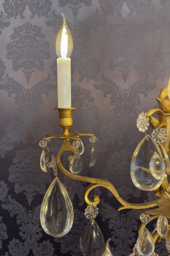  - Paire d’importantes girandoles en bronze doré et décor de cristal taillé vers 1890