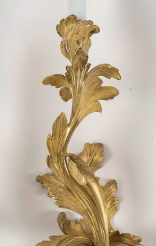 XIXe siècle - Paire de grandes appliques en bronze doré vers 1850 d’après Juste-Aurèle Meissonnier une 