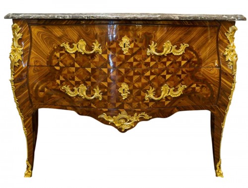 Commode sauteuse à marqueterie et bronze au C couronné par Gilles Joubert
