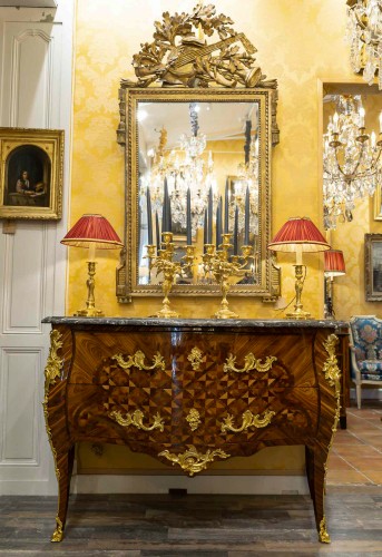 Commode sauteuse à marqueterie et bronze au C couronné par Gilles Joubert - Mobilier Style Louis XV