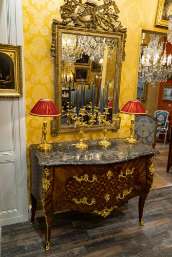 Mobilier Commode - Commode sauteuse à marqueterie et bronze au C couronné par Gilles Joubert