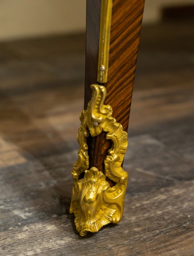 XVIIIe siècle - Commode sauteuse à marqueterie et bronze au C couronné par Gilles Joubert