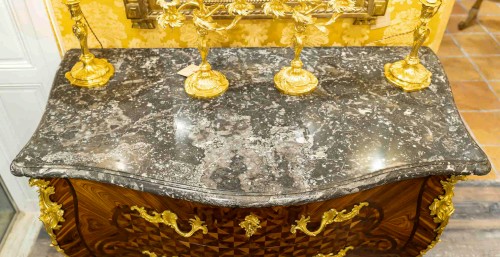 Commode sauteuse à marqueterie et bronze au C couronné par Gilles Joubert - Louis XV