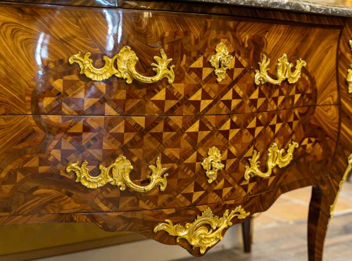 Louis XV - Commode sauteuse à marqueterie et bronze au C couronné par Gilles Joubert