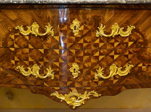 Antiquités - Commode sauteuse à marqueterie et bronze au C couronné par Gilles Joubert