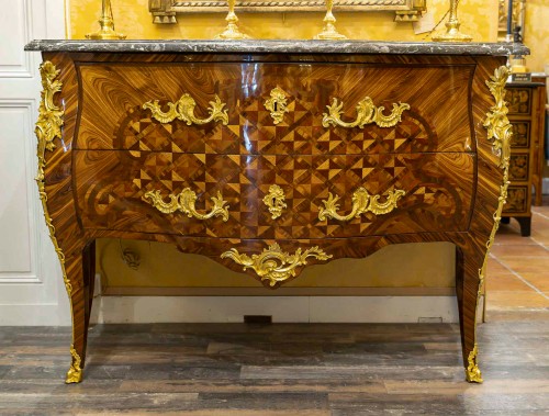 Antiquités - Commode sauteuse à marqueterie et bronze au C couronné par Gilles Joubert