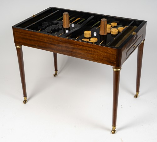 XVIIIe siècle - Table à jeux formant bureau en acajou et marqueterie de la fin du XVIIIe siècle