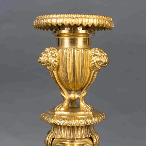 Luminaires Bougeoirs et Chandeliers - Paire de flambeaux en bronze doré d’après Dugourc et Rémond 