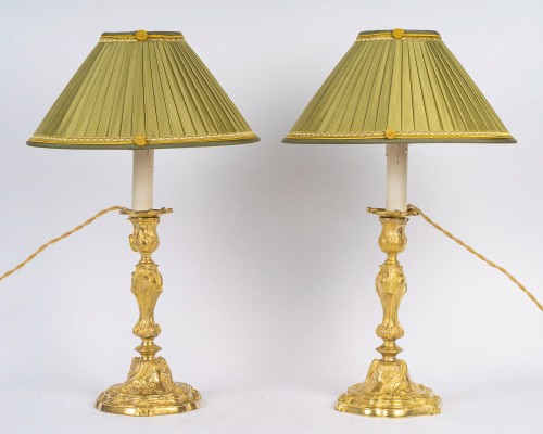 Paire de flambeaux en bronze doré style Rocaille, montée en lampes, Palais Ducal de Nevers vers 1820 - Luminaires Style Restauration - Charles X