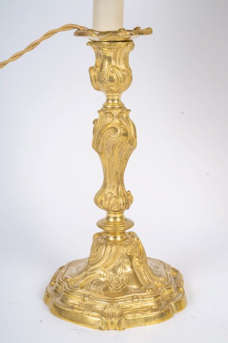 Paire de flambeaux en bronze doré style Rocaille, montée en lampes, Palais Ducal de Nevers vers 1820 - MLD Antiquités