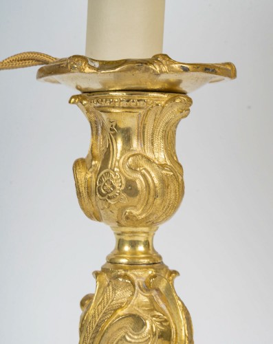 XIXe siècle - Paire de flambeaux en bronze doré style Rocaille, montée en lampes, Palais Ducal de Nevers vers 1820