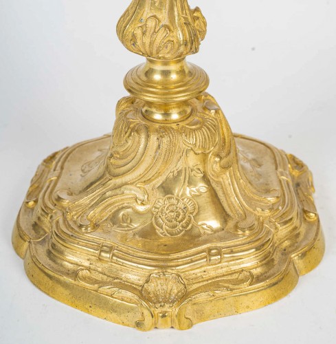 Restauration - Charles X - Paire de flambeaux en bronze doré style Rocaille, montée en lampes, Palais Ducal de Nevers vers 1820