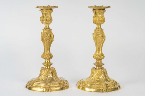 Antiquités - Paire de flambeaux en bronze doré style Rocaille, montée en lampes, Palais Ducal de Nevers vers 1820