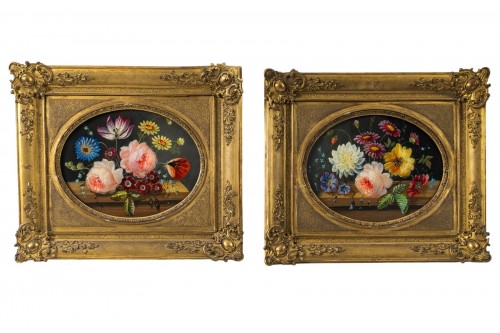 Paire de fixés sous verre ovales à bouquets fleuris, cadres dorés, XIXe siècle