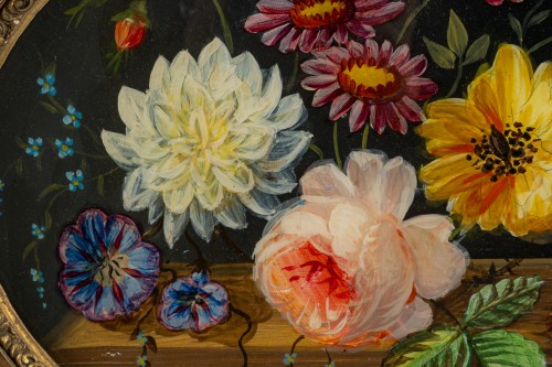 Restauration - Charles X - Paire de fixés sous verre ovales à bouquets fleuris, cadres dorés, XIXe siècle