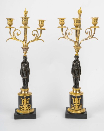 Paire de candélabres néoclassiques en bronze doré et patiné, époque Empire - Luminaires Style Empire