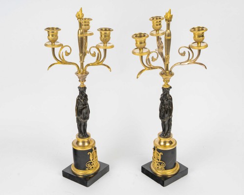 Luminaires Bougeoirs et Chandeliers - Paire de candélabres néoclassiques en bronze doré et patiné, époque Empire
