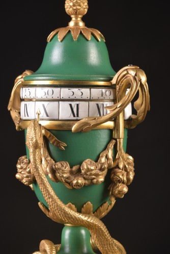 Horloge circulaire tournante Louis XVI en porcelaine de Sèvres - Mora Antiques