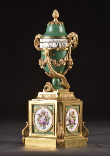 Horloge circulaire tournante Louis XVI en porcelaine de Sèvres - Louis XVI
