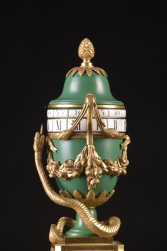 Antiquités - Horloge circulaire tournante Louis XVI en porcelaine de Sèvres