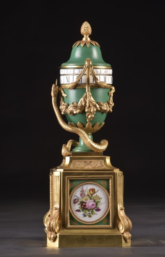 Antiquités - Horloge circulaire tournante Louis XVI en porcelaine de Sèvres