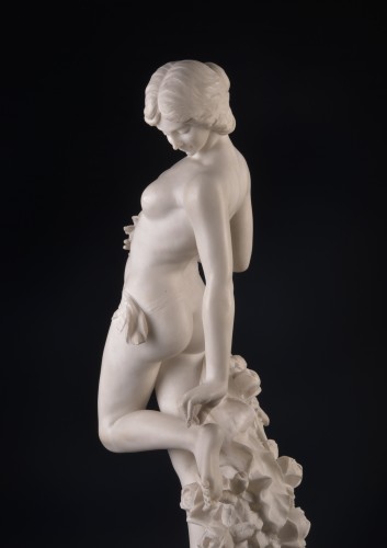 Sculpture  - Jeune femme ne en albâtre italien de la fin du XIXe siècle