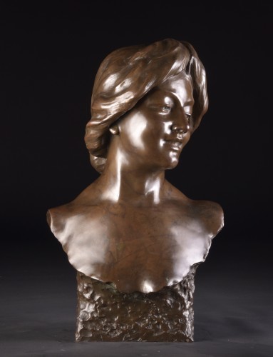 Antiquités - Buste féminin d'Arthur Puyt (1873-1955)
