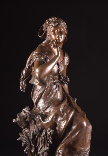 Sculpture Sculpture en Bronze - Auguste Moreau (1834-1917) - Jeune femme assise, sur socle tournant