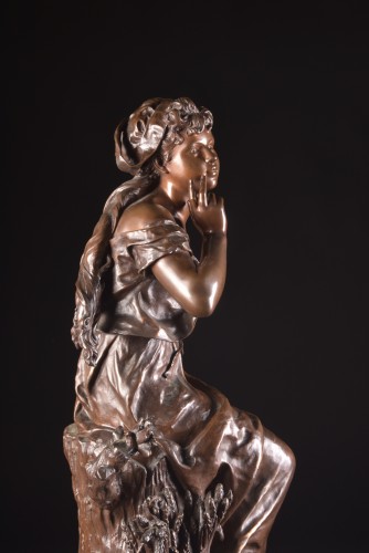 Auguste Moreau (1834-1917) - Jeune femme assise, sur socle tournant - 