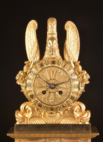 XIXe siècle - Pendule de table Cygne en bronze doré Empire