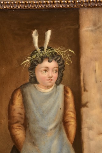 Plaque en porcelaine peinte à la main dans un cadre en bois d'origine - Mora Antiques