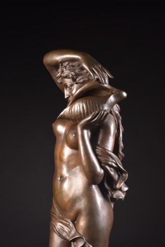 Antiquités - A large bronze of Venus Anadyomene, 113 cm. ca 1900