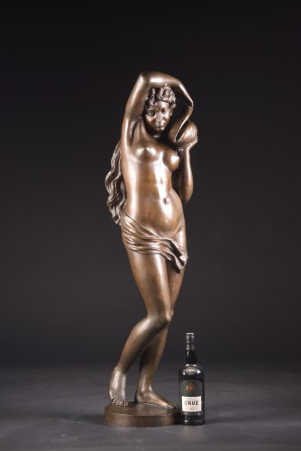 Antiquités - A large bronze of Venus Anadyomene, 113 cm. ca 1900