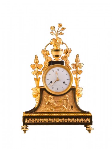 French Louis XVI mantel clock in gilded bronze