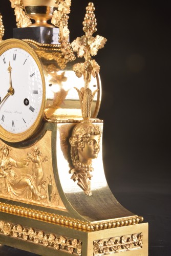 18th century - French Louis XVI mantel clock in gilded bronze