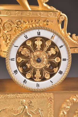 Antiquités - Horloge au char d'époque Empire, vers 1805-1810