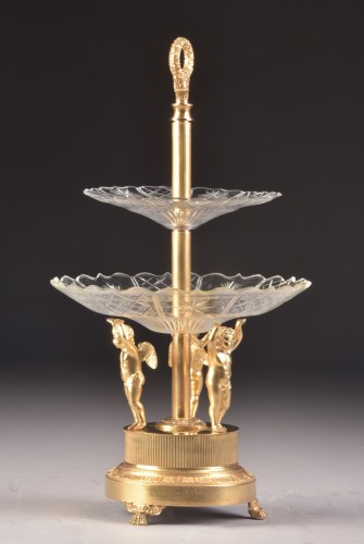 XIXe siècle - Centre de table Empire en bronze doré à décor de trois Amours