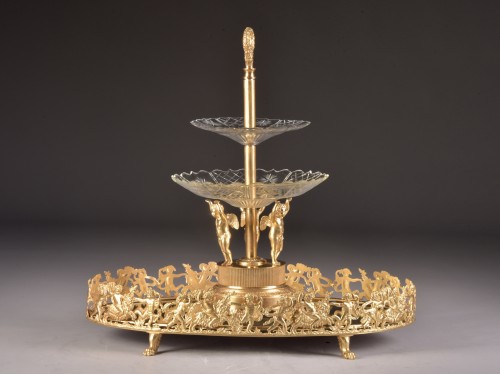 Empire - Centre de table Empire en bronze doré à décor de trois Amours