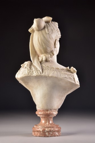 XXe siècle - Adolfo Cipriani 1880-1930) - Buste d'une servante en marbre