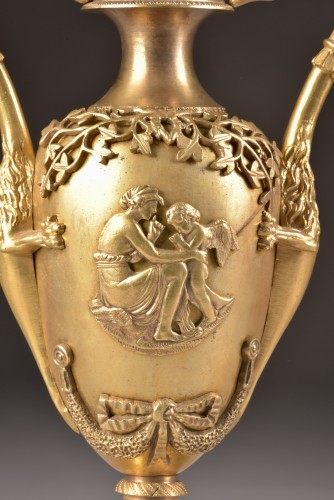Objet de décoration Cassolettes, coupe et vase - Étonnante paire d'amphores à anses en forme de dragons