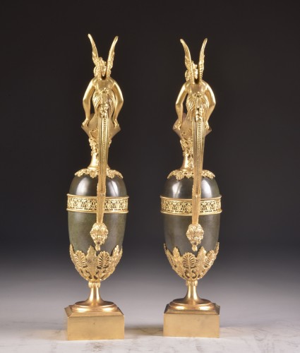 Grande paire d'aiguières en bronze début XIXe siècle - Mora Antiques
