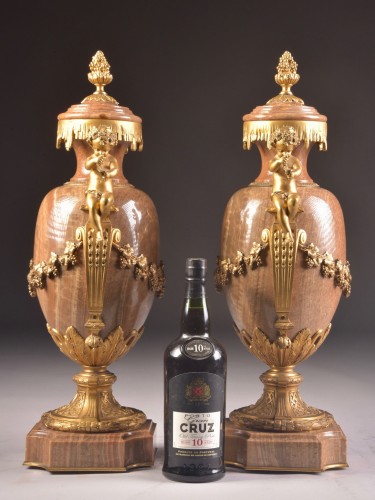 Antiquités - Large Pair Of Onyx Cassolettes, With Gilt Bronze Ornaments. Height: 59 Cm