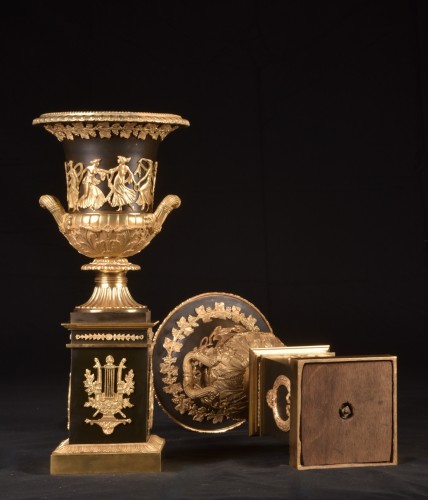Antiquités - A Pair Of Medici Empire Vases/urns