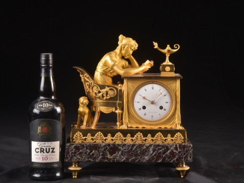 La Lectura, a French Empire mantel clock in gilt bronze, ca, 1800 - Empire
